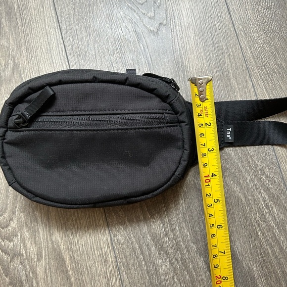 TNA Aritzia Crossbody Bum Belt Bag Fanny Pack Nylon Black - Picture 3 of 12